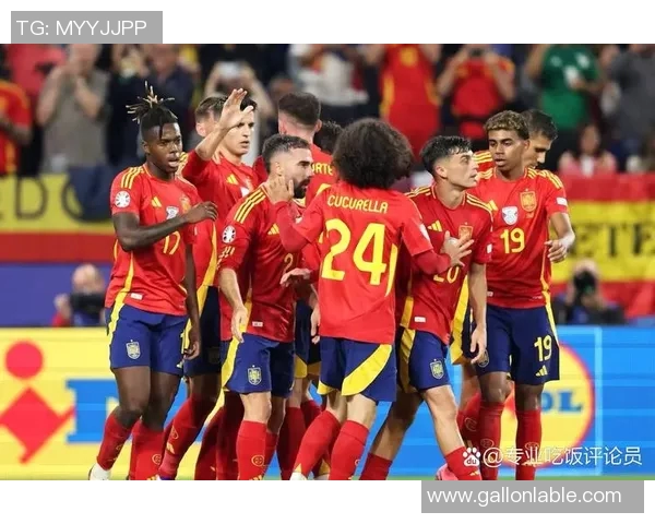 足球明星荣耀时刻捧奖杯高清照片展现辉煌成就与激情瞬间