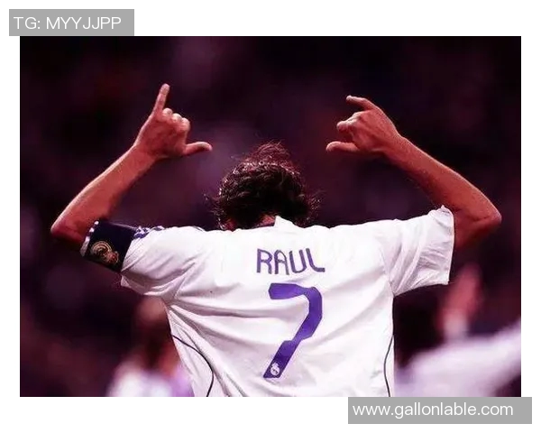 足球明星背影高清图片欣赏展现运动魅力与风采的完美瞬间