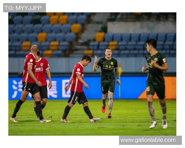 足球明星齐聚成都激情对决引发球迷热潮与期待