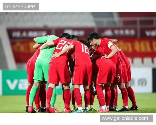 路人意外闯入镜头成足球明星瞬间引发热议与关注