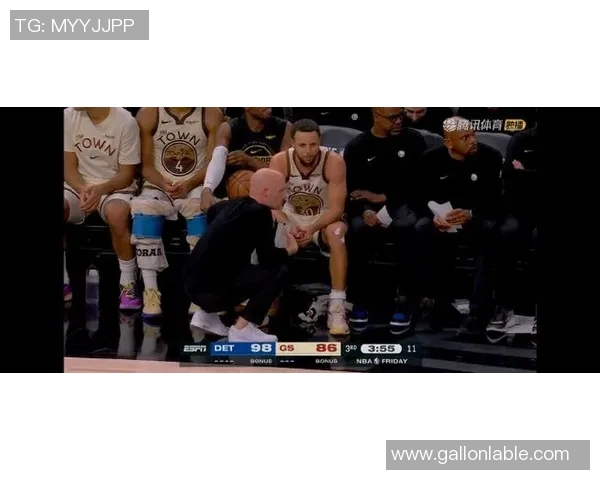 勇士对阵小牛比赛中库里意外受伤球队前景堪忧球迷心急如焚